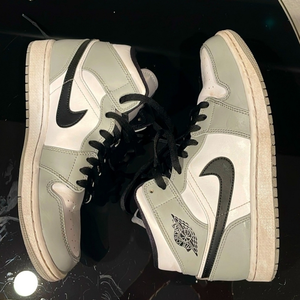 AIR JORDAN 1 MID SMOKE GREY